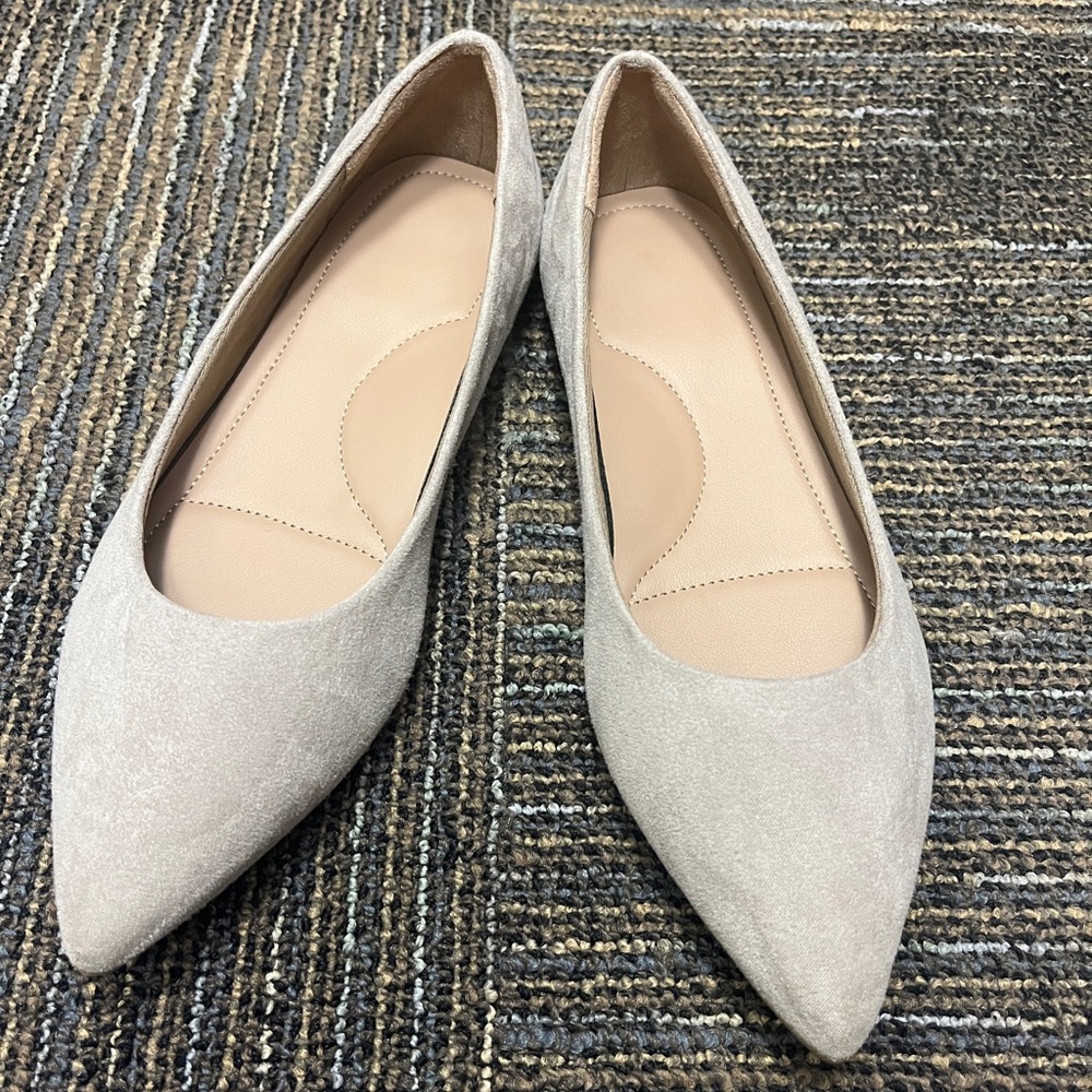 Uniqlo Grayish Beige Comfort Feel Pointed Flats Faux Suede - Size 5.5